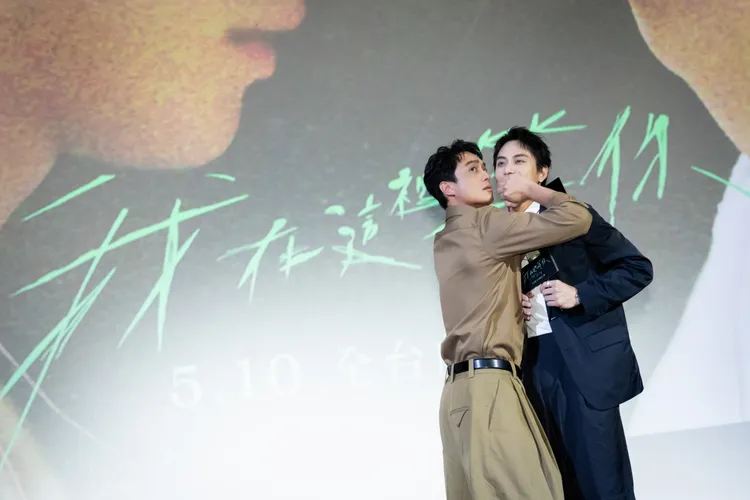 劉俊謙（左）和范少勳重現心動場面。抓馬文化提供