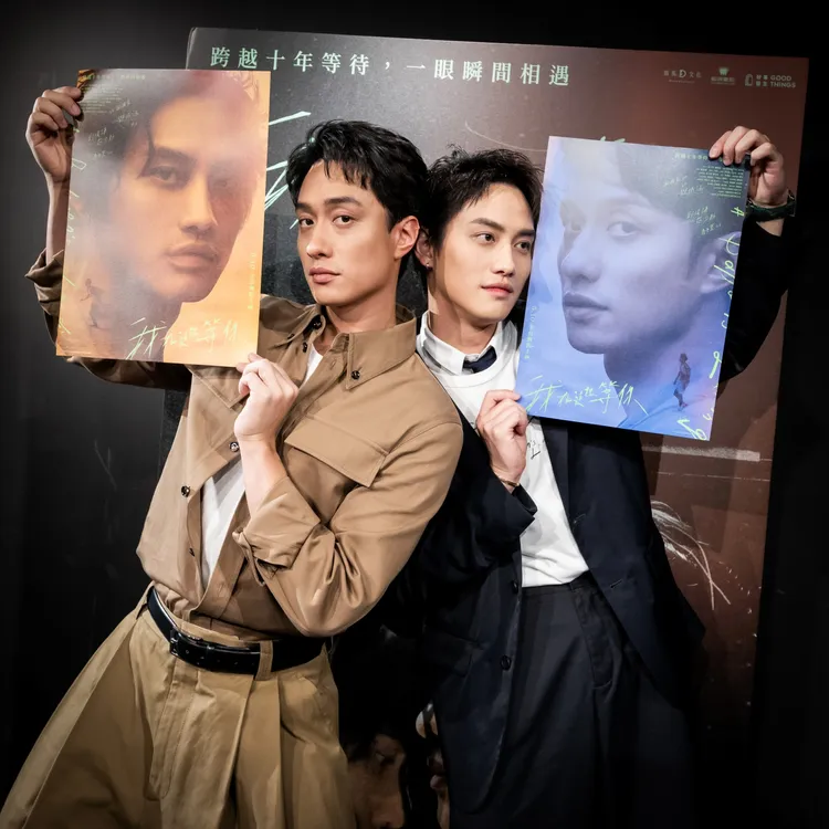 范少勳（右）和劉俊謙（左）拿著對方的人物海報合影。抓馬文化提供