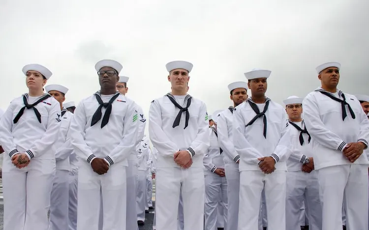 穿著全白的水手。Stripes