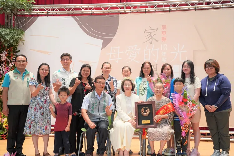 年紀最長的模範母親是來自長治鄉97歲的邱鍾玉銘女士。縣府提供