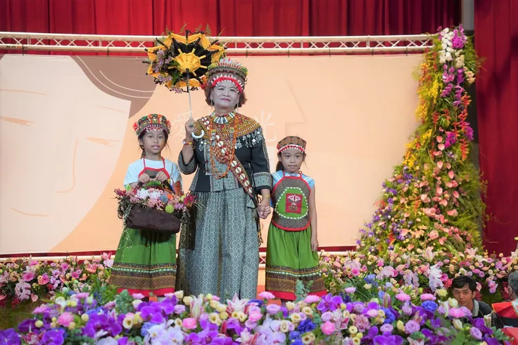 模範母親們亮麗走秀，展現母親自信魅力的一面。縣府提供