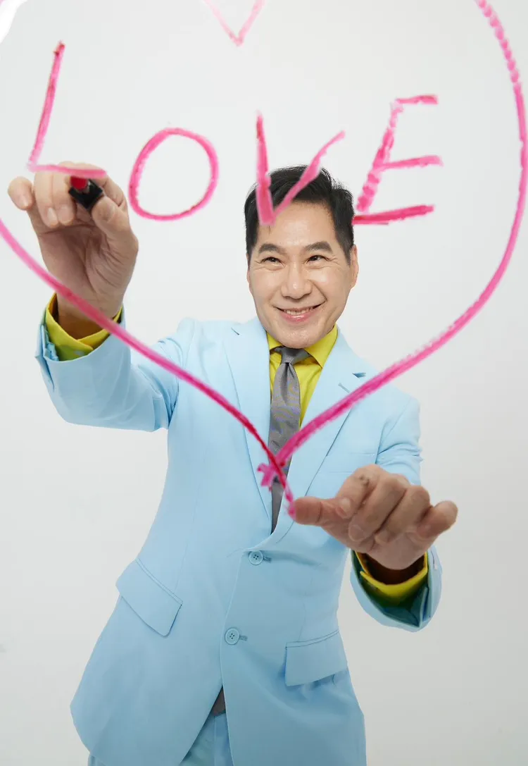 文章俏皮寫下「LOVE」字樣，表示歌唱就是這40年來的最愛。翰森娛樂提供