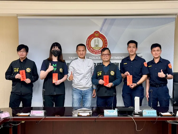 常如山頒發破案獎金，感謝警察辛勤維護治安。愛爾麗提供