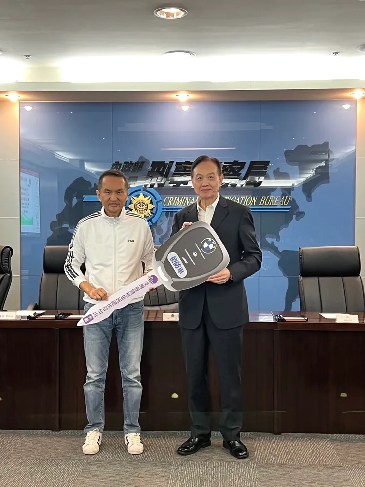 常如山捐BMW作為刑警局偵防車，刑事局長周幼偉代表接受。愛爾麗提供