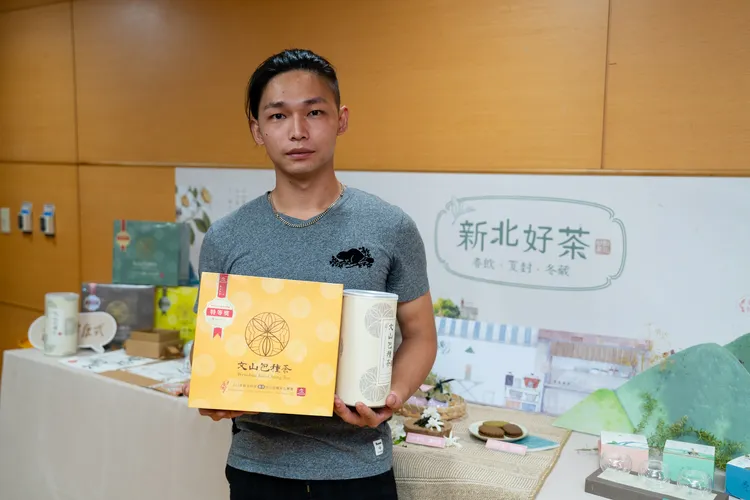 年僅27歲的茶王蔡智霖，笑稱製茶功夫是與爸爸「吵」出來的。農業局提供