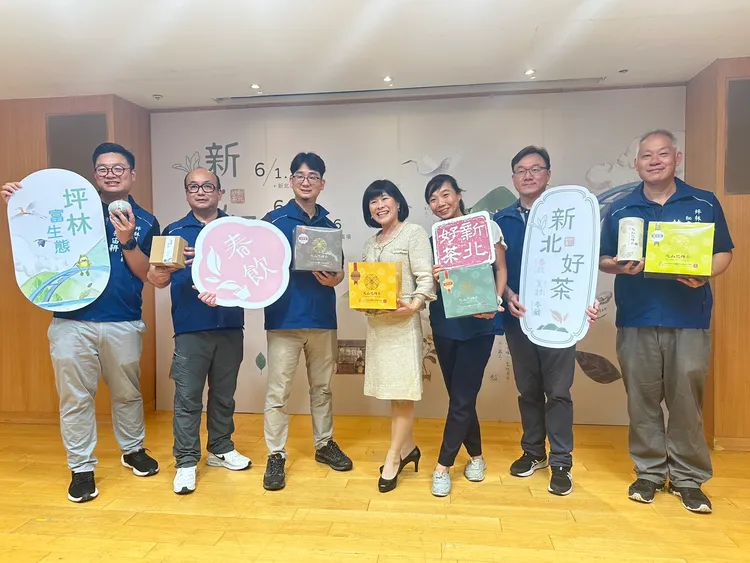 坪林區長周慶珍(中間者)帶領公所同仁全力推廣新北好茶。曾佳俊攝