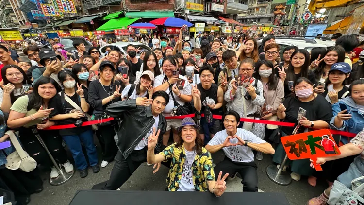 上百位粉絲擠爆艋舺夜市。CATCHPLAY提供