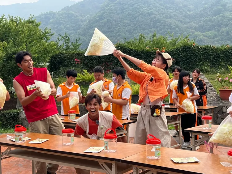 藝人們體驗做泡菜。民視提供