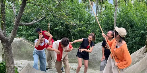 楊繡惠、賴慧如竿子採梅 一大籃只拿16元工錢