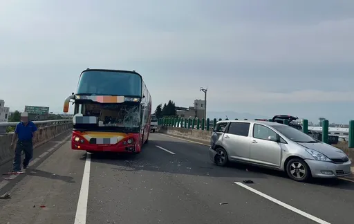急煞又變換車道釀4車事故　肇事女駕駛擦挫傷送醫