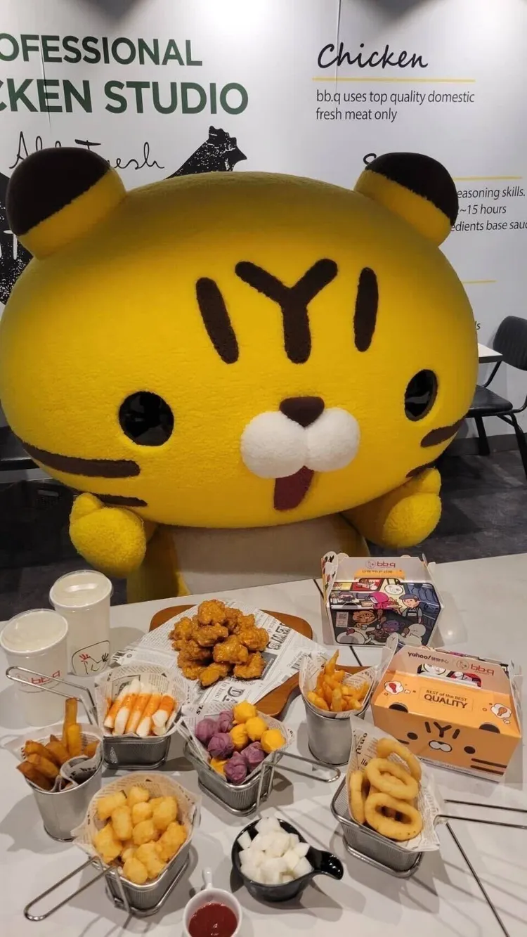 活動期間於bb.q CHICKEN外帶、外送半雞或去骨炸雞系列可獲得ㄚ虎、Q雞聯名紙盒，掃描QR Code再拿百元折價券，更可參加「尋找隱藏版丫虎」活動抽萬元購物金。業者提供