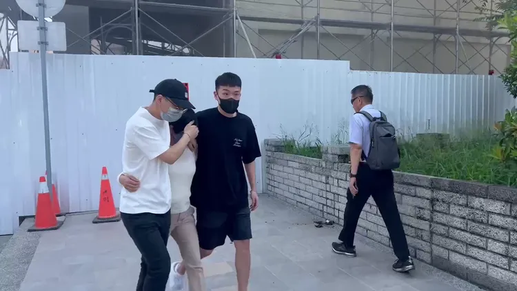 Toyz「最愛的女人」、也就是媽媽陪他報到入監，最後在2名友人攙扶下離開。鮮明攝