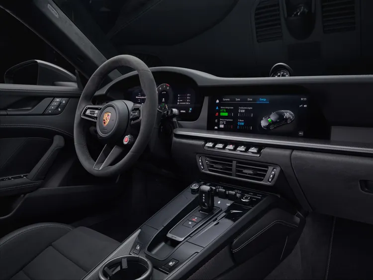 全新911 Coupé駕駛艙操作更加直覺化、且更有效率，並首次搭載全數位儀錶板。原廠照片