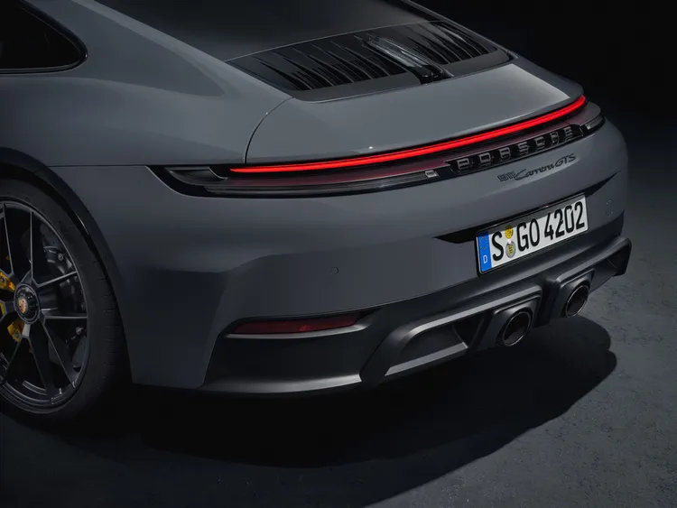 全新設計的燈條結合弧形「PORSCHE」字樣，使 911 的車尾顯得更深邃、更寬廣。原廠照片