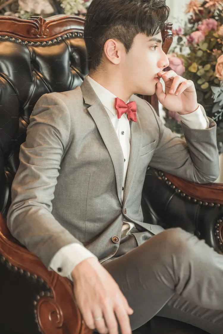 56歲昔日玉女歌手陳艾湄10日公開帥哥婚紗照。翻攝《陳艾湄》臉書