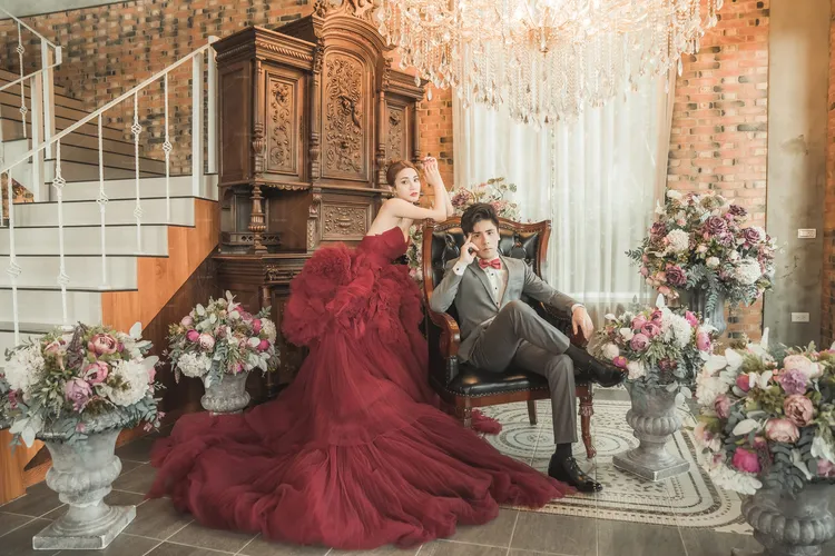 56歲昔日玉女歌手陳艾湄10日公開帥哥婚紗照。翻攝《陳艾湄》臉書