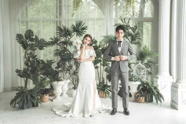 56歲昔日玉女歌手陳艾湄10日公開帥哥婚紗照。翻攝《陳艾湄》臉書