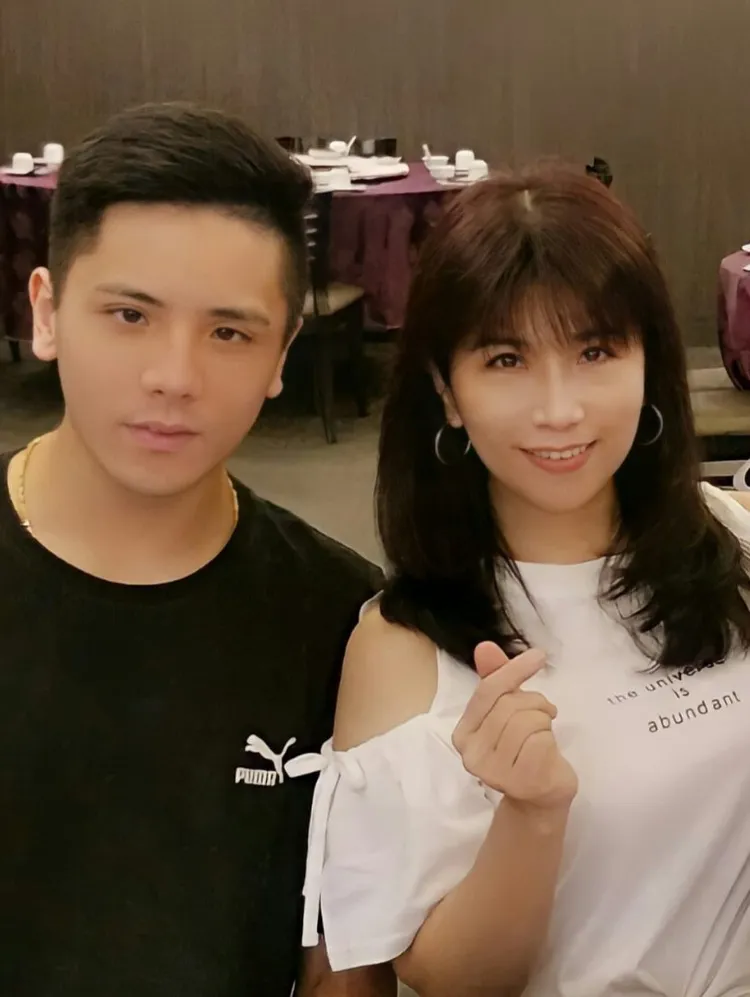 56歲昔日玉女歌手陳艾湄與大兒子合照。翻攝《陳艾湄》臉書