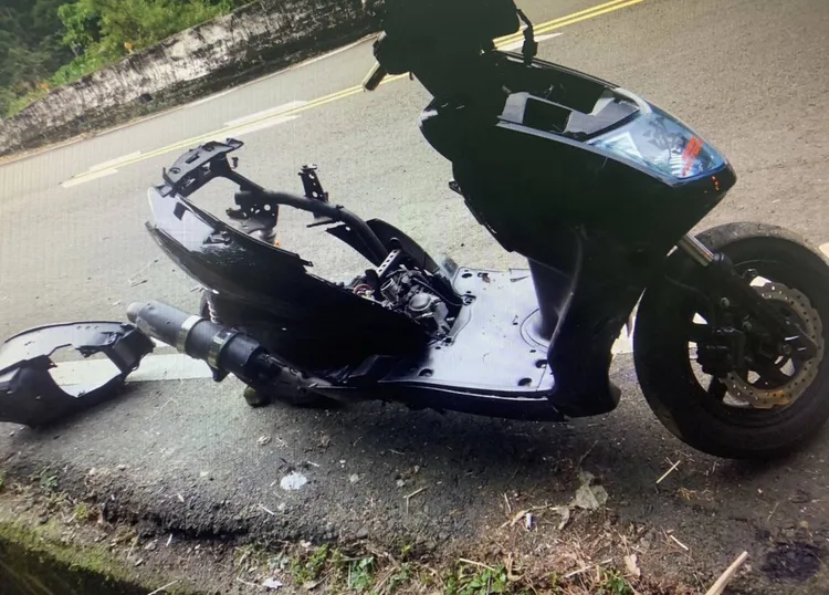 賴姓騎士的過彎自摔，座墊及置物箱都噴飛。民眾提供