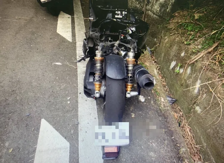 賴男機車受損嚴重，所幸人沒有生命危險。民眾提供