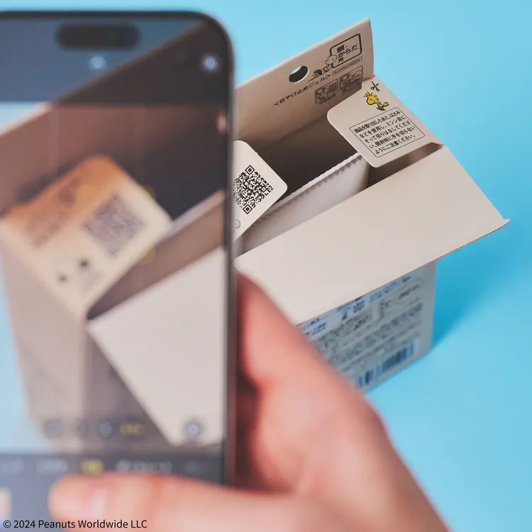 包裝盒上的AR濾鏡可與史努比自拍，搭配可愛貼圖裝飾照片記錄美好回憶。業者提供