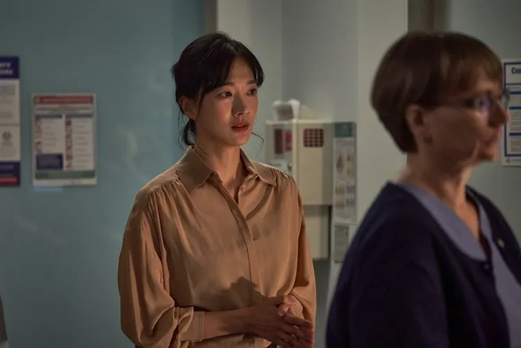 鄭允荷在《破墓》飾演房產富豪之妻，擔心兒子受家族詛咒。翻攝SHOWBOX