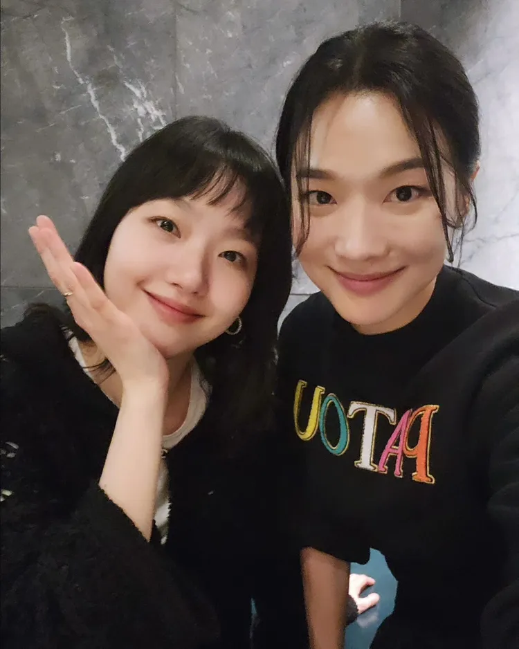 鄭允荷（右）曾貼出與金高銀宣傳《破墓》的合照。翻攝鄭允荷IG