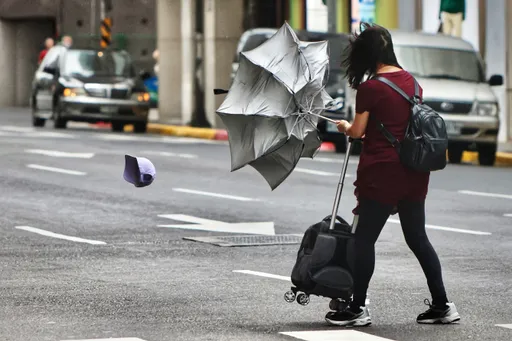 午後2縣市上看36°C!2地豪雨襲擊 專家:準颱「艾維尼」海警機率低