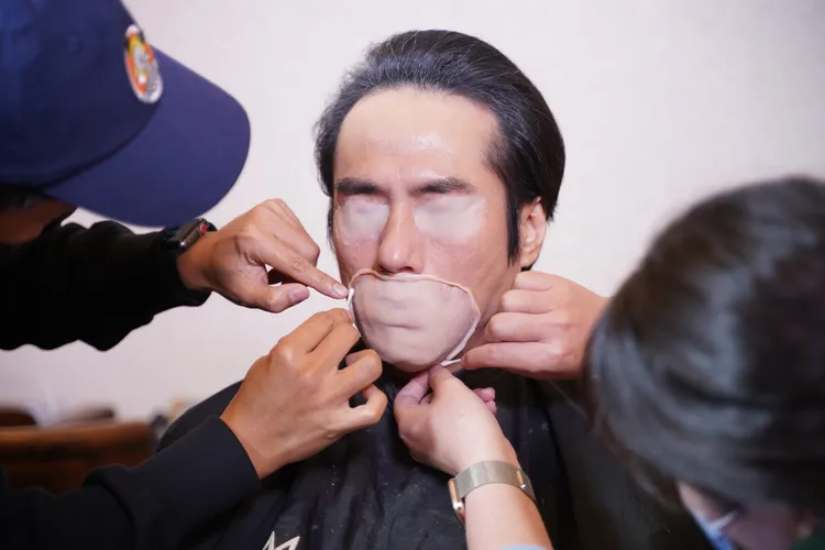 莊凱勛在《幸福房屋事件簿》五官消失驚變無臉男，前期需3、4個小時翻模，現場拍攝再花1、2個鐘頭覆蓋。逆光電影提供