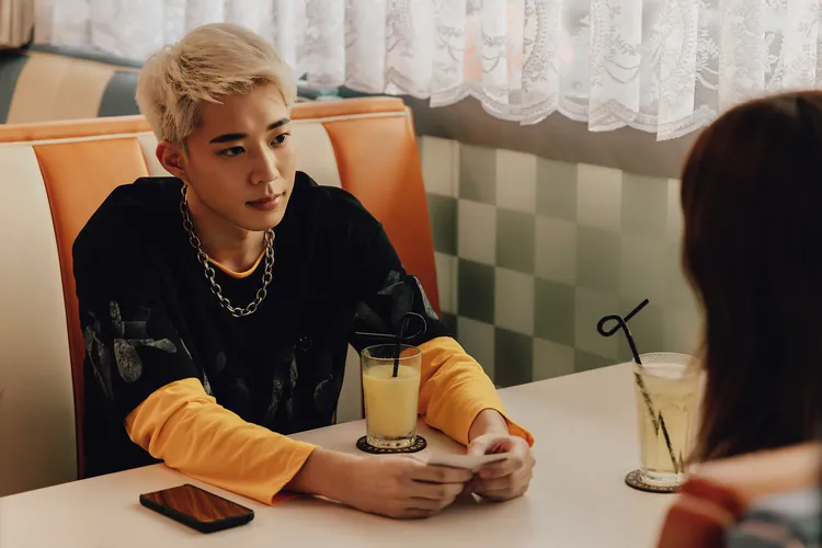 黃信赫在《幸福房屋事件簿》染金髮造型，且有很多情緒沉重、難過的戲，自認是極大挑戰。逆光電影提供