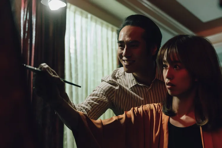 莊凱勛在《幸福房屋事件簿》五官消失驚變無臉男，前期需3、4個小時翻模，現場拍攝再花1、2個鐘頭覆蓋。逆光電影提供