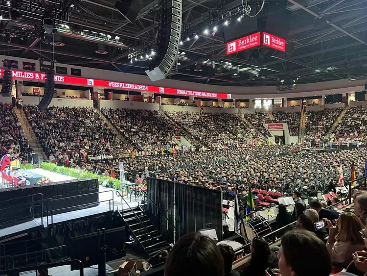 5月11日美國伯克利音樂學院畢業典禮現場參加人數非常多。