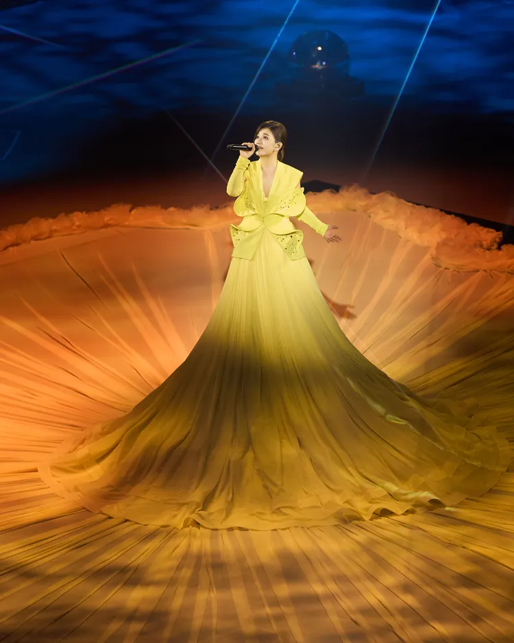 梁靜茹宛如初夏的花仙子降臨凡間。超級圓頂提供