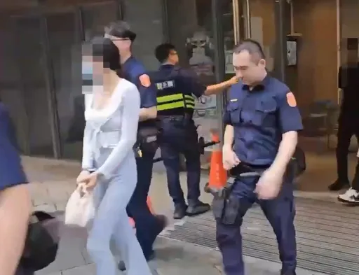 工地男欠錢還不出遭塞賓士車恐嚇 警到場救援驚見緊身褲正妹債主