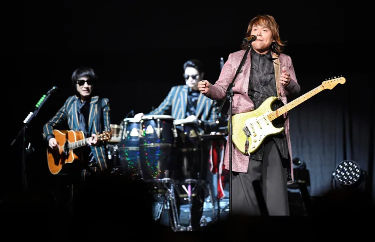 伍佰帶動現場氣氛。