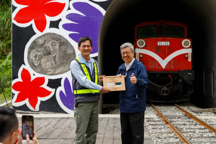 陳建仁感謝工程人員克服種種限制，如期如質完工。縣府提供