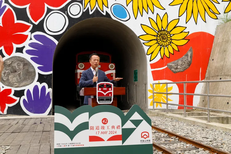 翁章梁歡迎旅客來嘉遊玩。縣府提供