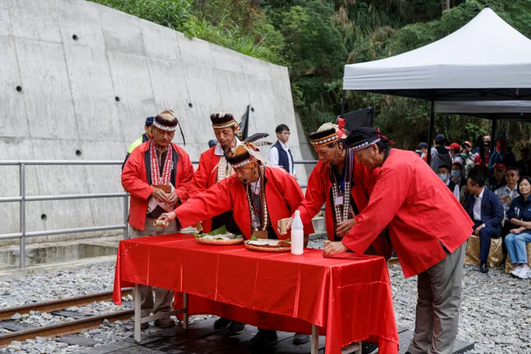 鄒族長老們祭祀山神，祈求林鐵出入平安。縣府提供