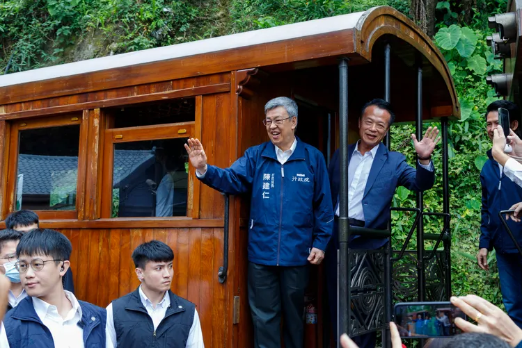 陳建仁、翁章梁搭乘檜木列車前往42號隧道。縣府提供