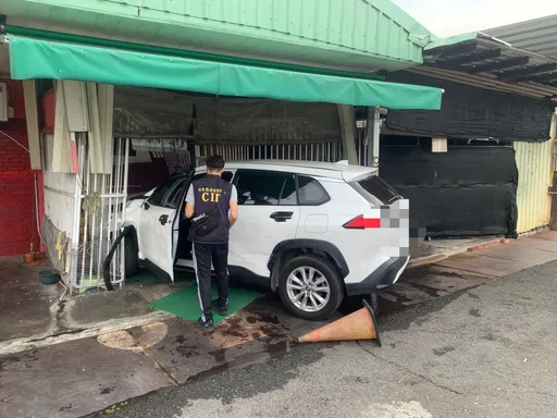 恐怖!屏東女隨機砍人還奪車衝撞民宅 公墓落網遭收押
