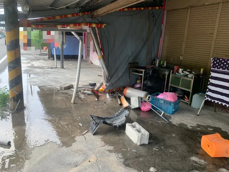 騎樓物品被撞到東倒西歪。讀者提供