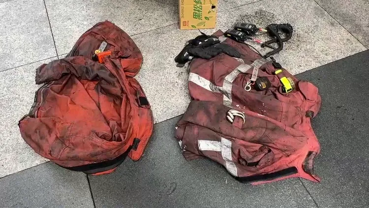 李詠真、周立鑫的裝備還留現場，消防衣上的名牌讓人看了十分不捨。讀者提供