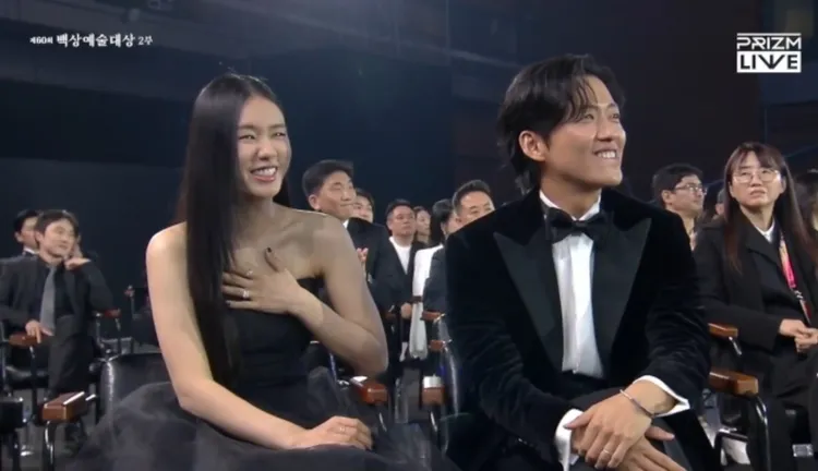 安恩真（左）、南宮珉主演的《戀人》拿下最佳戲劇，2人在台下非常開心。翻攝PRIZM