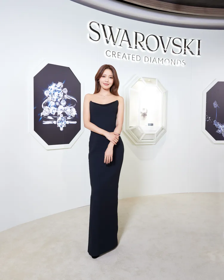 秀英飛往香港為Swarovski Created Diamonds站台。品牌提供