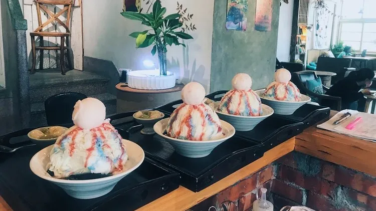 前港星蔣雅文（左）在花蓮開設的知名老宅冰店「心地日常」（右），宣布即將歇業。翻攝《心地日常 - 花蓮》粉絲頁