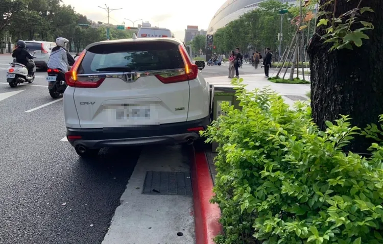 男子將車停路邊卻氣絕。翻攝畫面