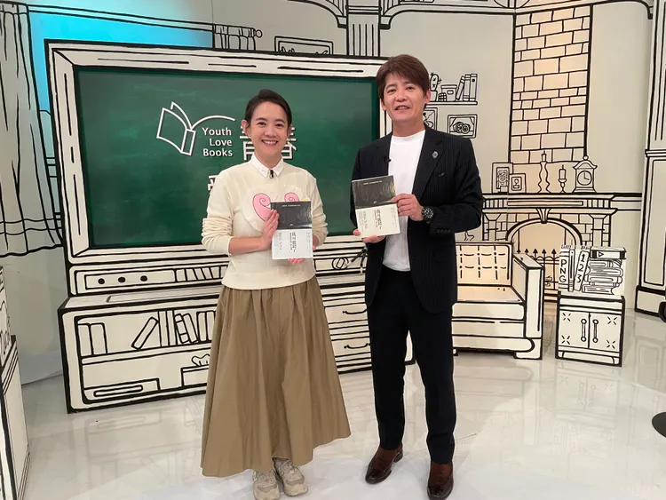 曾寶儀（左）上大愛電視謝哲青主持的節目《青春愛讀書》。大愛提供