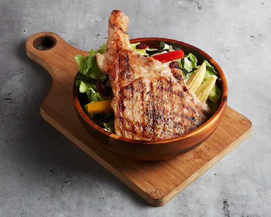 外帶外送新品之一的「火烤戰斧豬排沙拉」，內含一整塊戰斧豬排，豪邁與美味一次滿足。業者提供