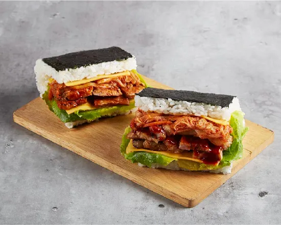 「肉次方」針對外帶外送品項全新推出「泡菜起司豬握便當」，結合韓式泡菜、炙燒豬與香濃起司，三種美味巧妙平衡， 1個99元，2個特價178元。業者提供