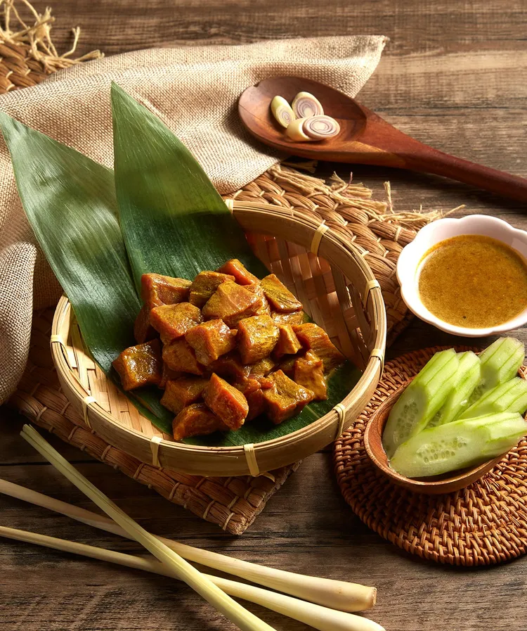 「泰式沙嗲牛肉」將炙烤後的沙嗲牛肉搭配經典沙嗲醬，與清爽小黃瓜一同入口，提升口感層次。業者提供